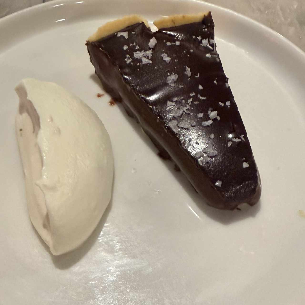 Tarta de chocolate negro con helado