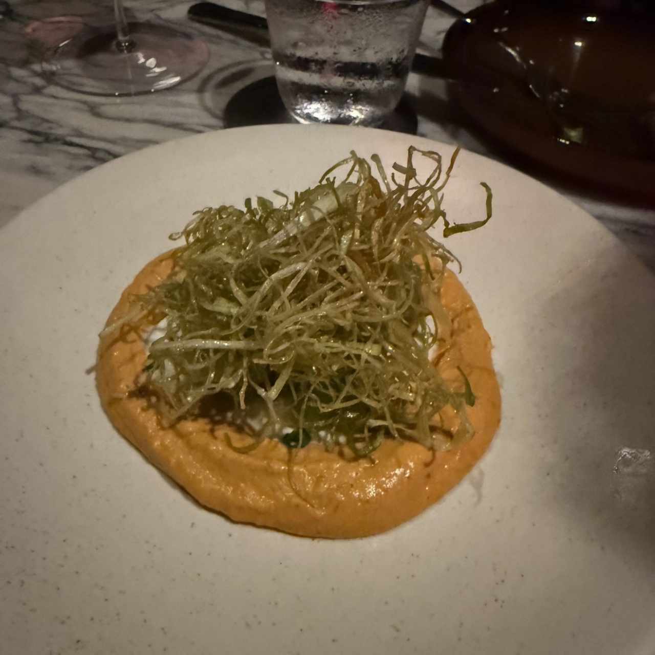 Puerro sobre cama de romesco