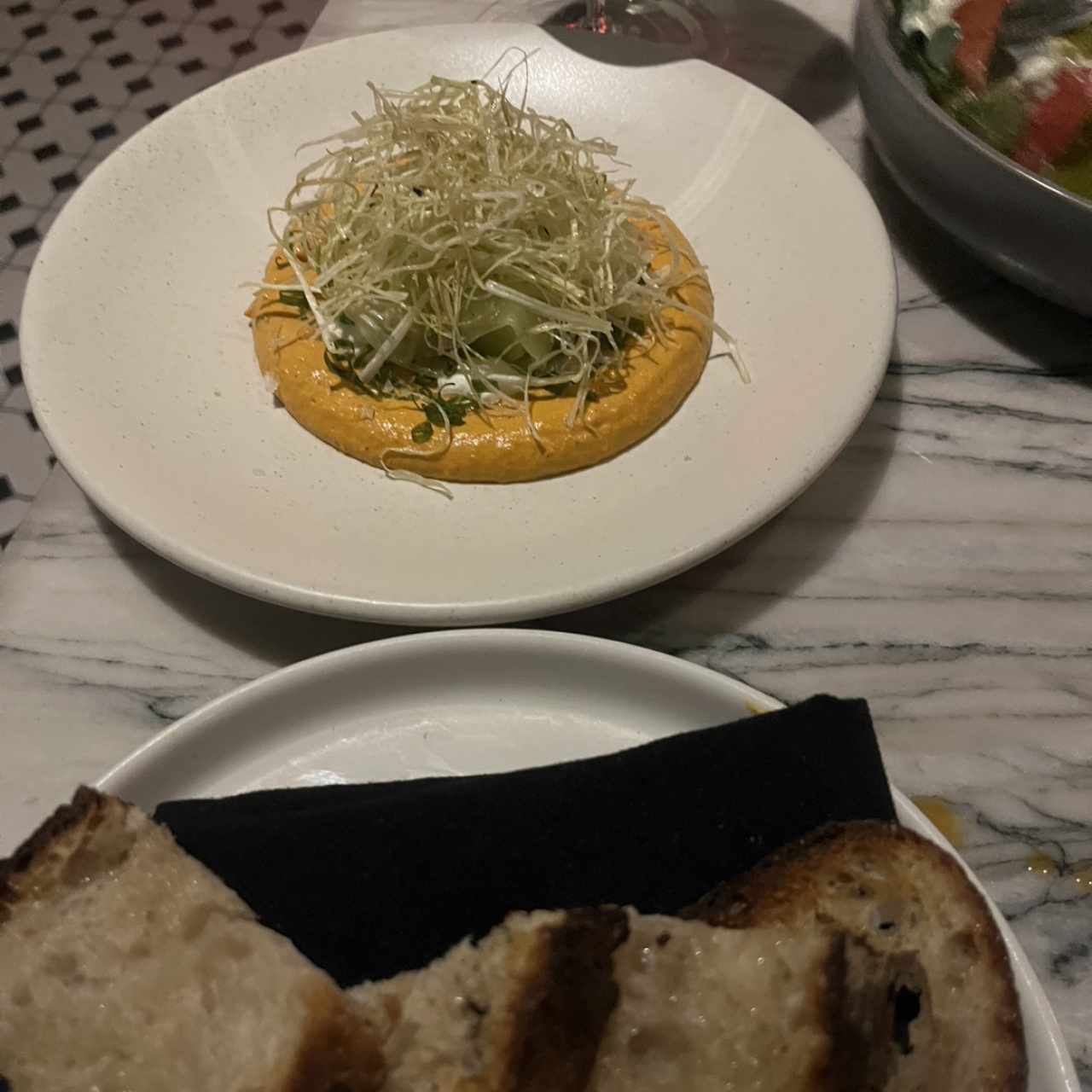 Puerros, romesco y queso de cabra 