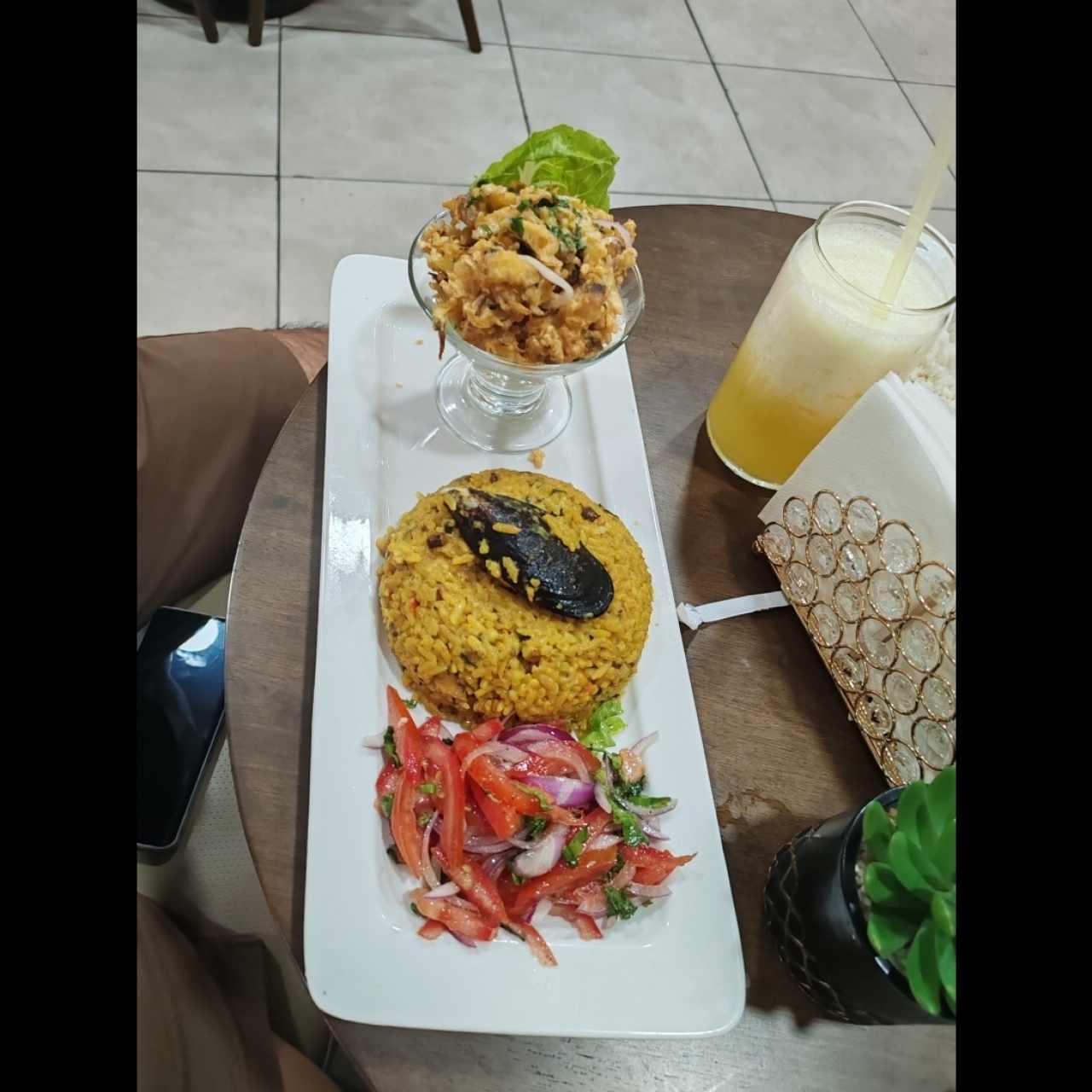 Arroz de camatones con un acompañamirnto de ceviche 