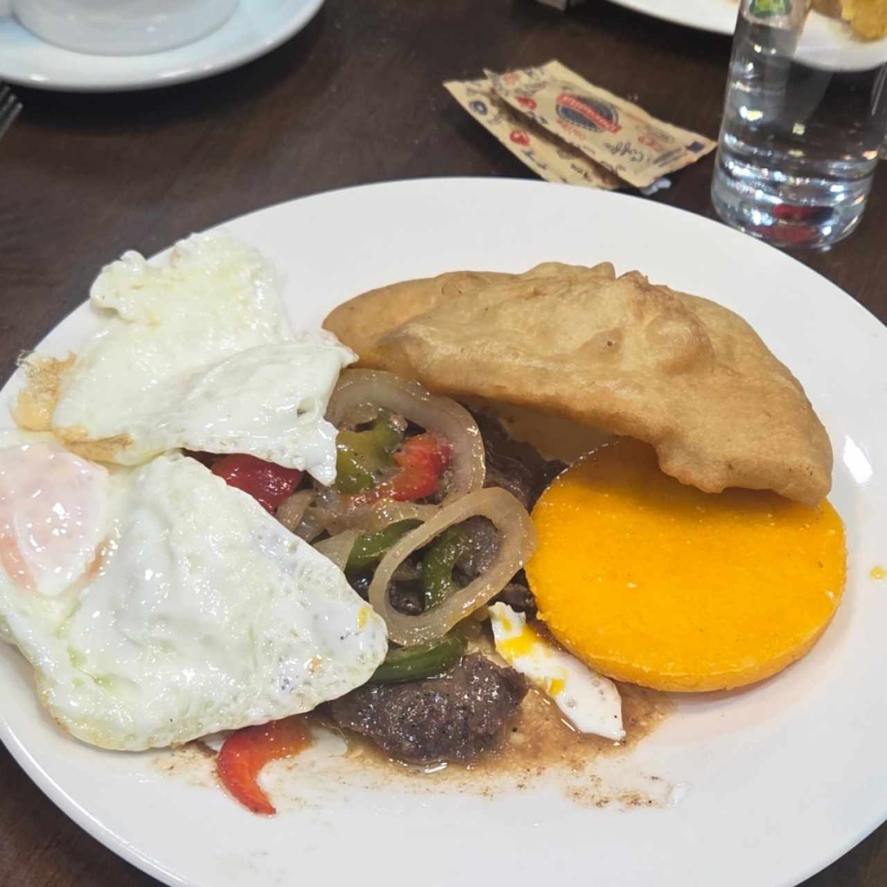 Desayunos - Bistec Encebollado a caballo 