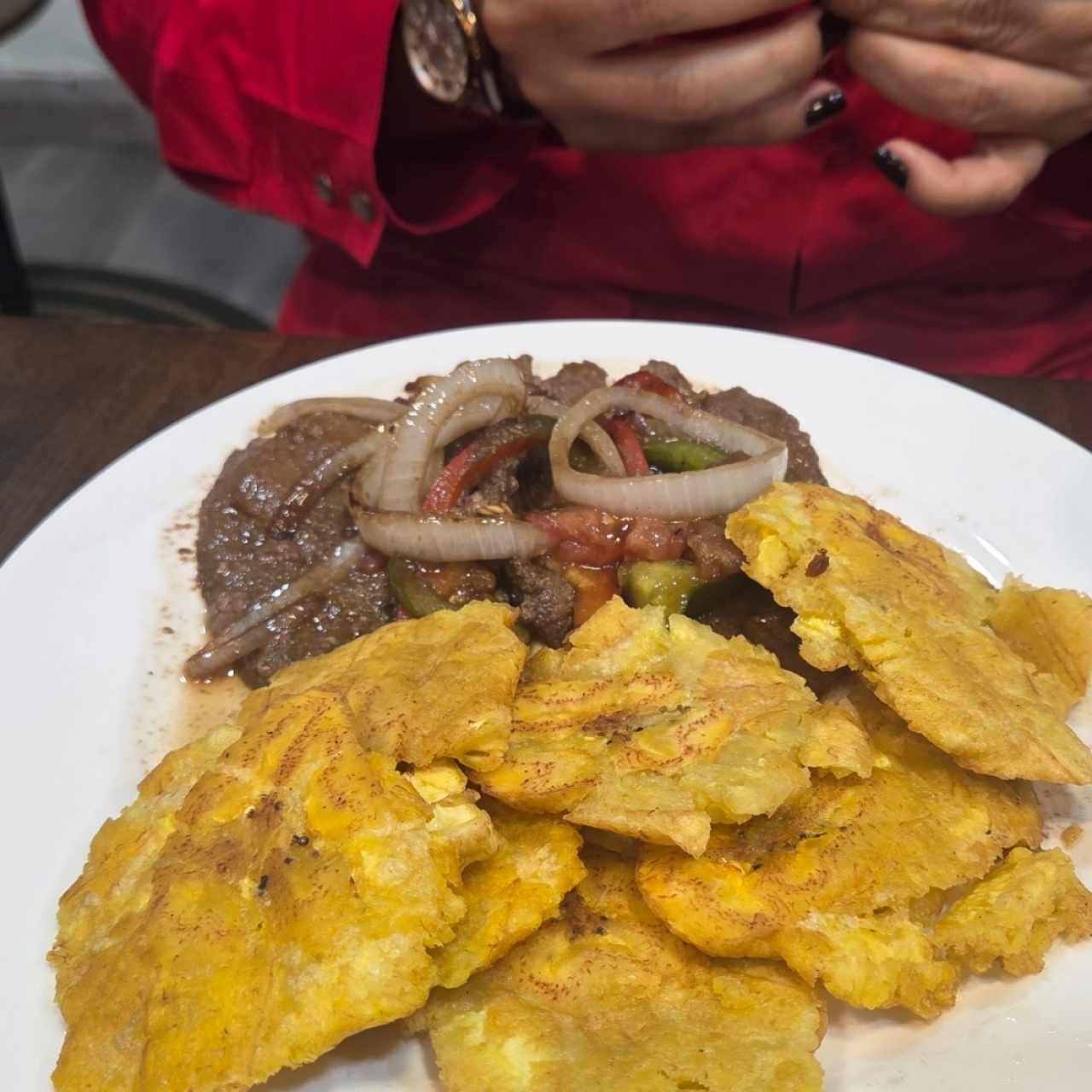 hígado con patacones 