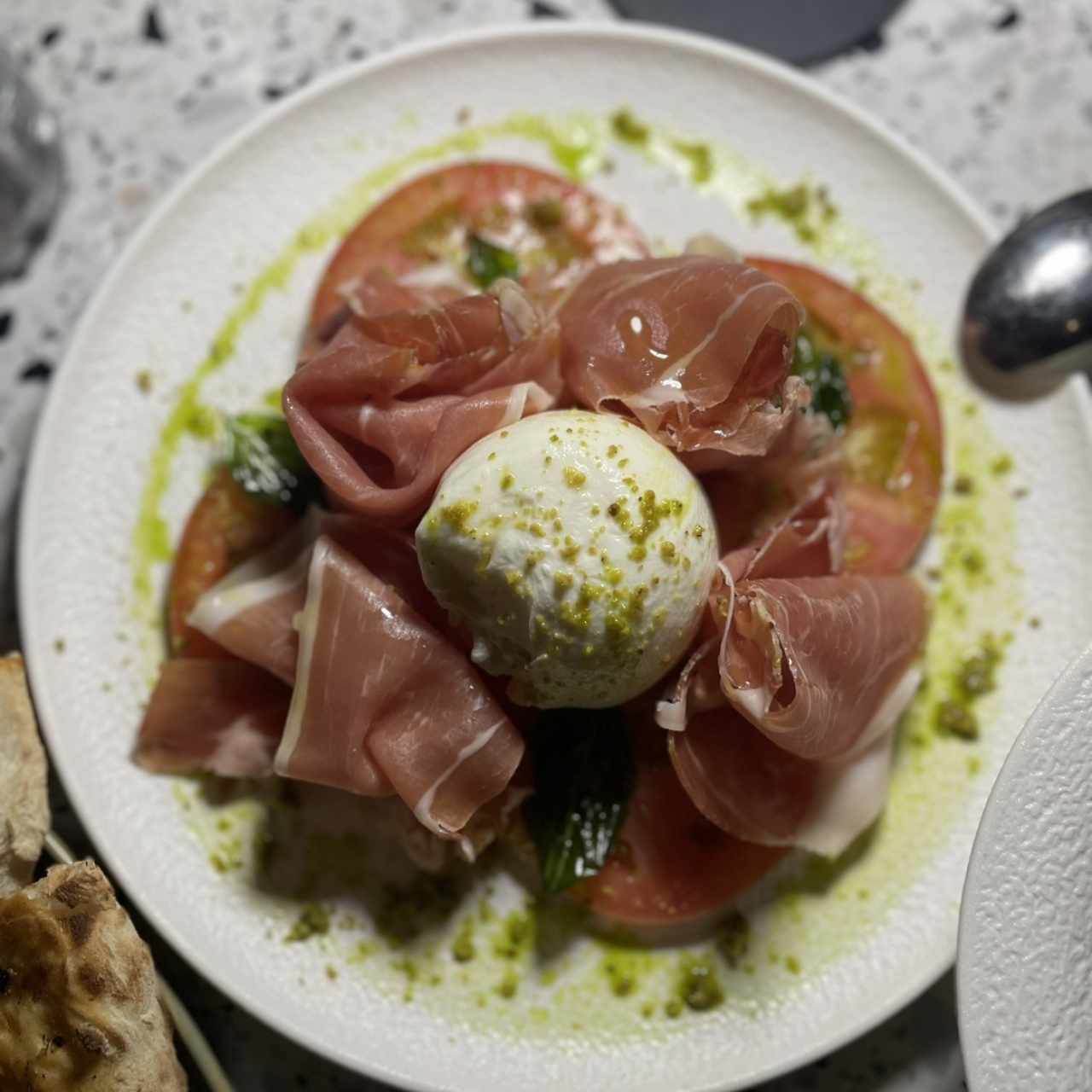 Burrata con jomon serrano