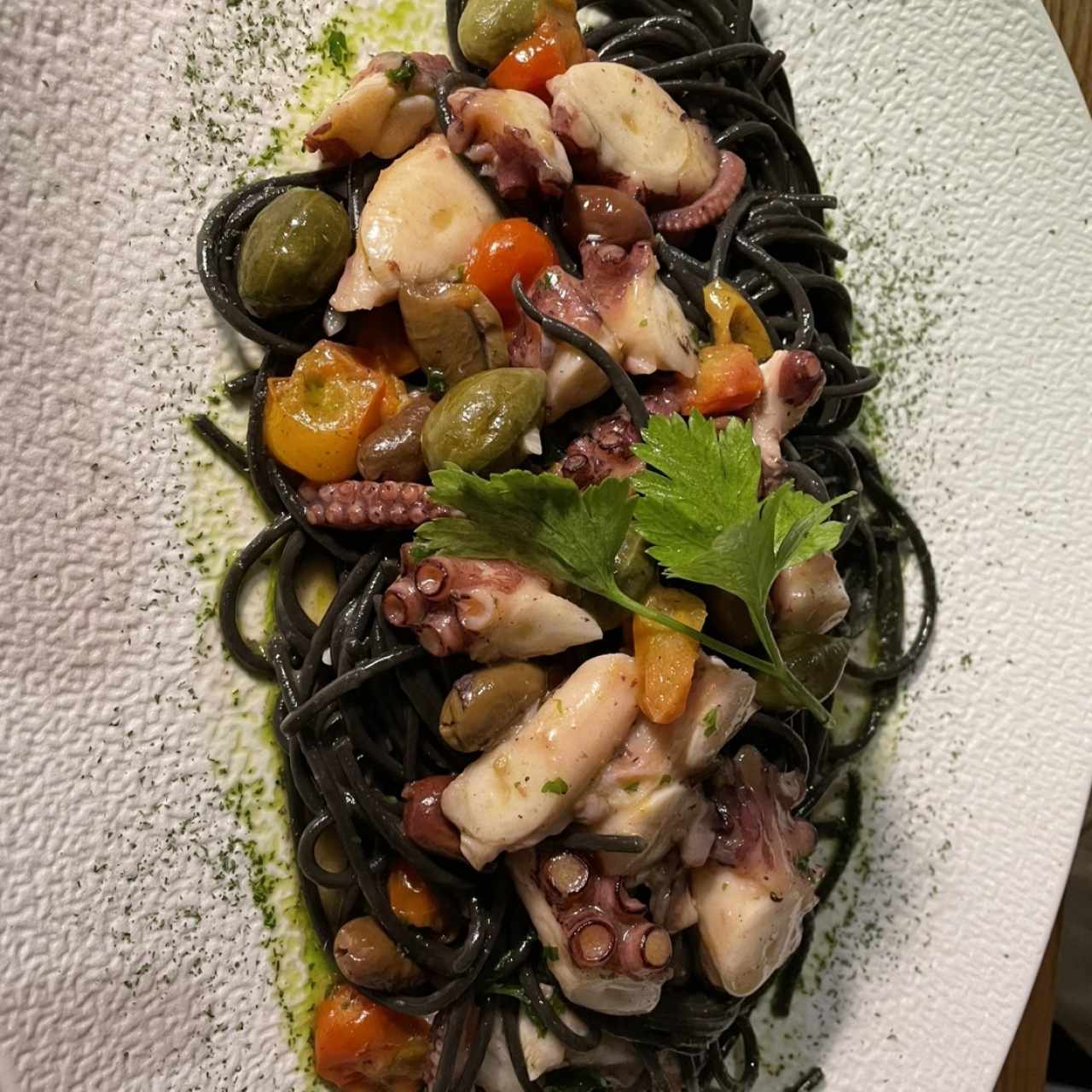 Pulpo con spaguette neri