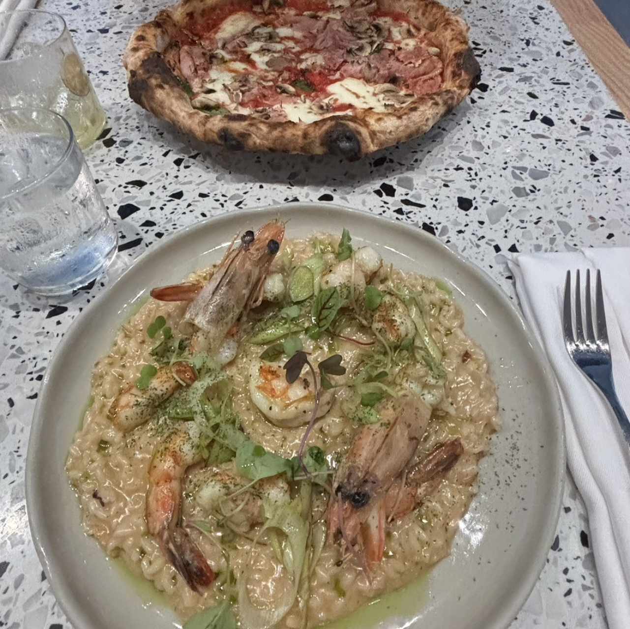 Risotto Gambero al limone y Pizza de Proscuitto y hongos