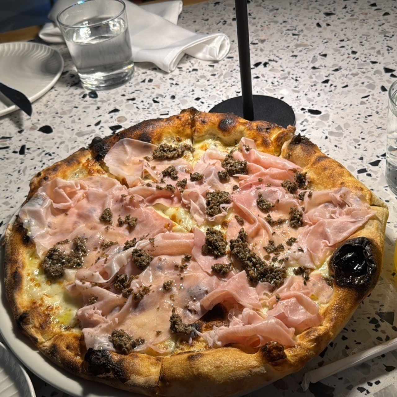 Pizza con trufa y jamon cocido