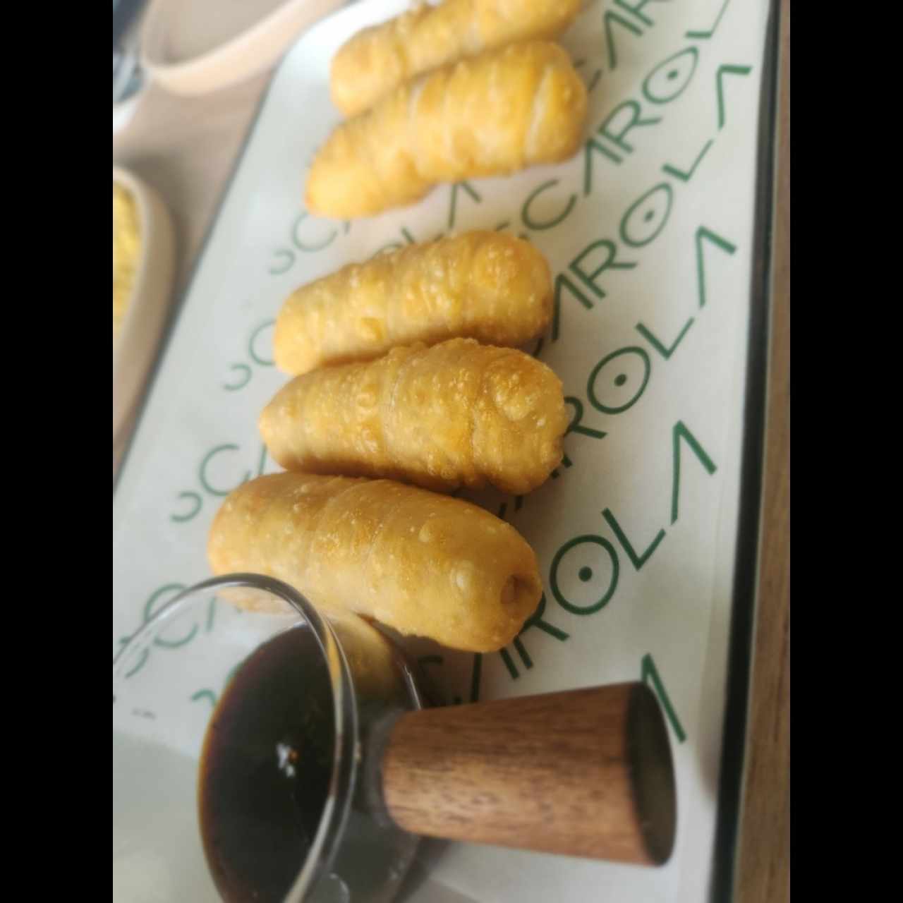 Tequeños con Salsa pícara de Maracuyá