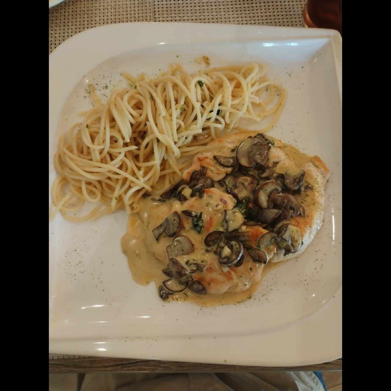 Menú Lunch pollo en salsa de hongos con pasar al oleo