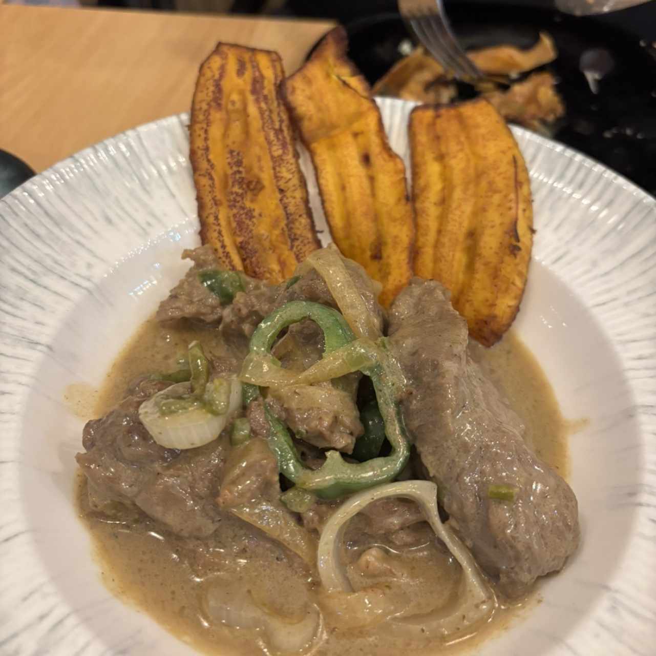Carne con salsa de coco