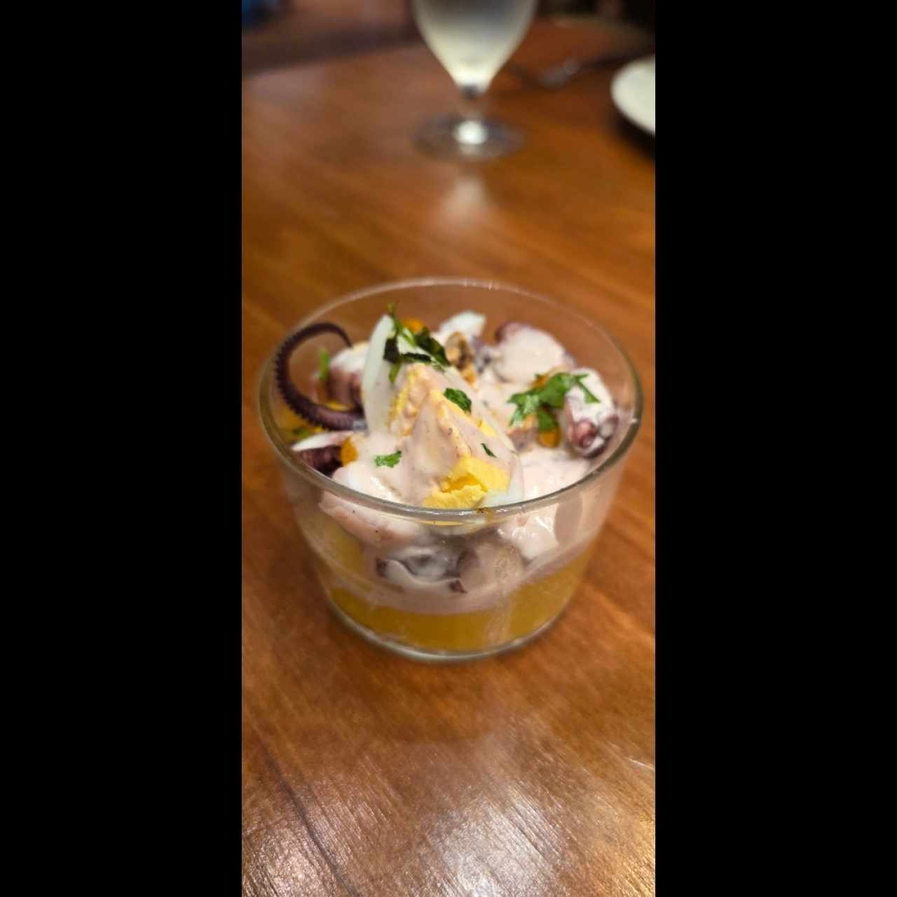 causa peruano de pulpo en brunch dominical