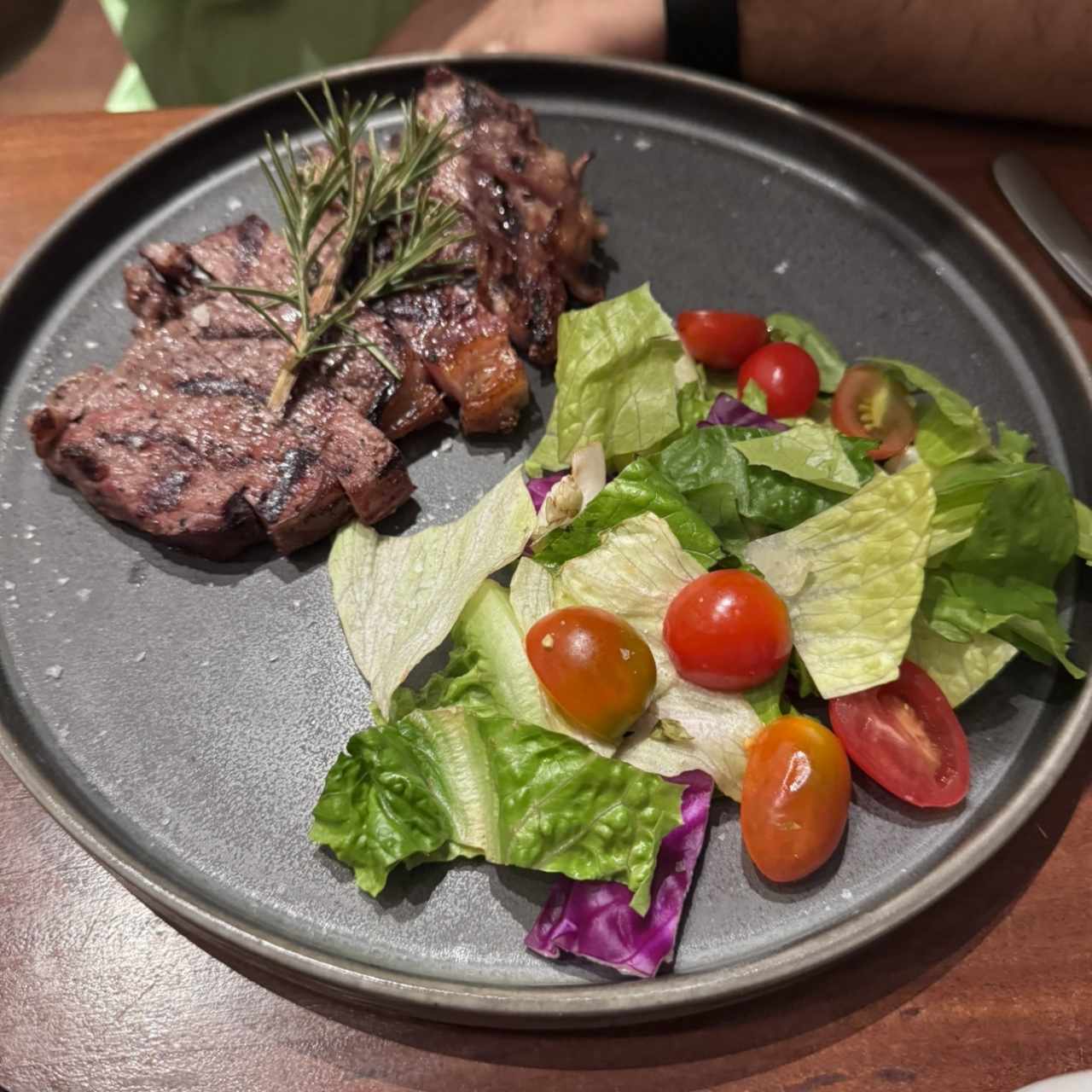 Ribeye con papas y ensalada 