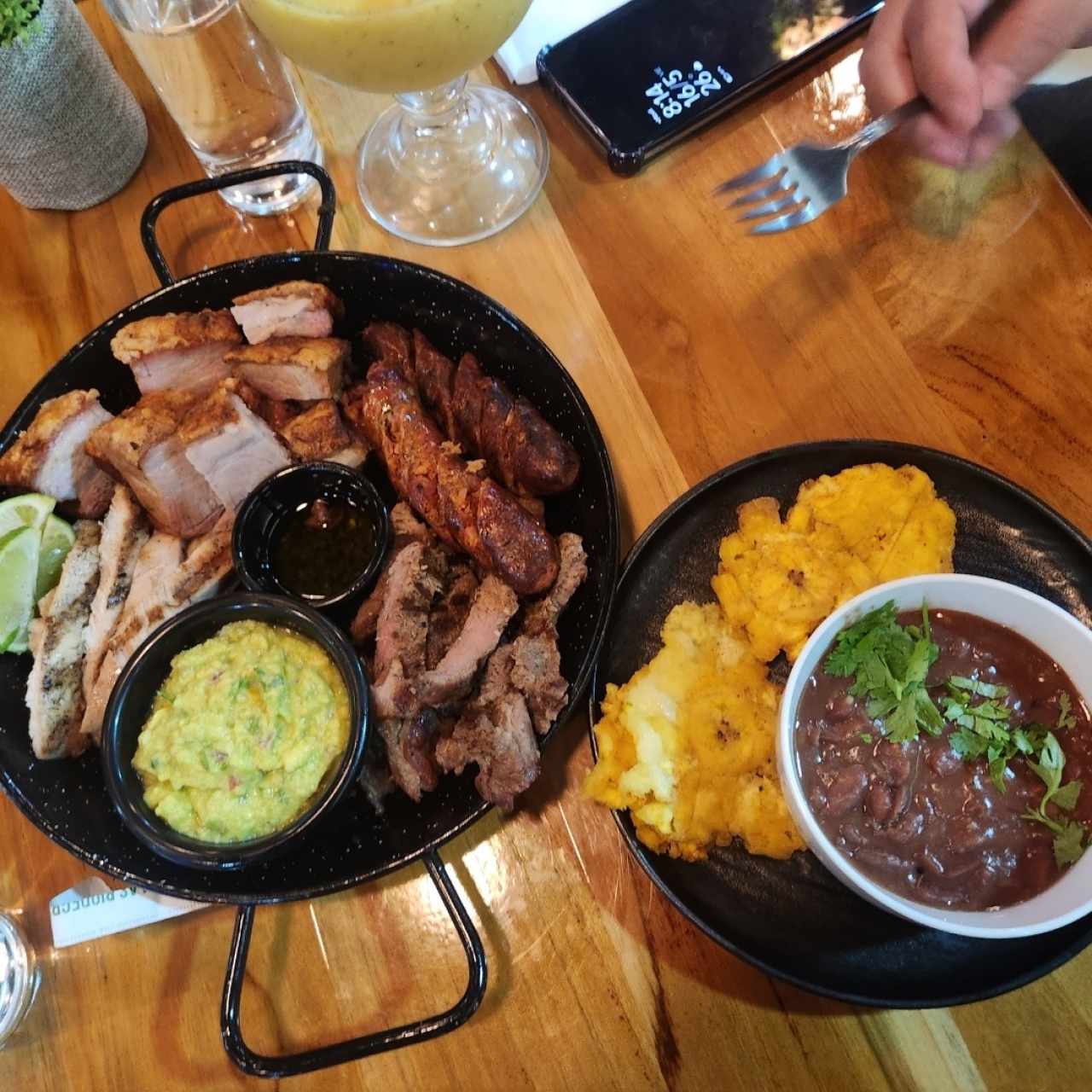 parrillada mixta con dos acompañamientos frijol patacon