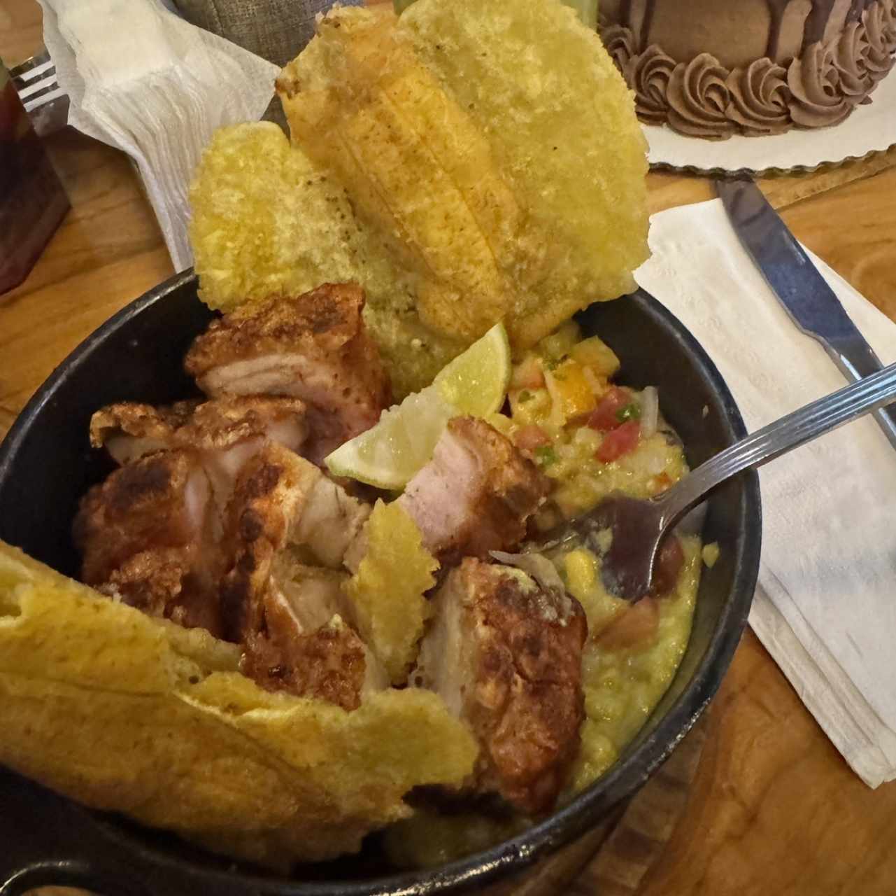 Chicharron, patacones y guacamole