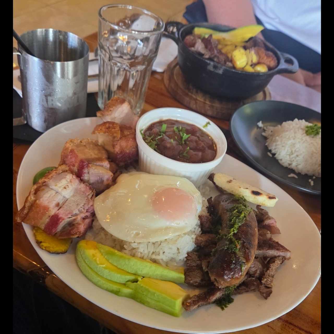bandeja paisa con carne asada 