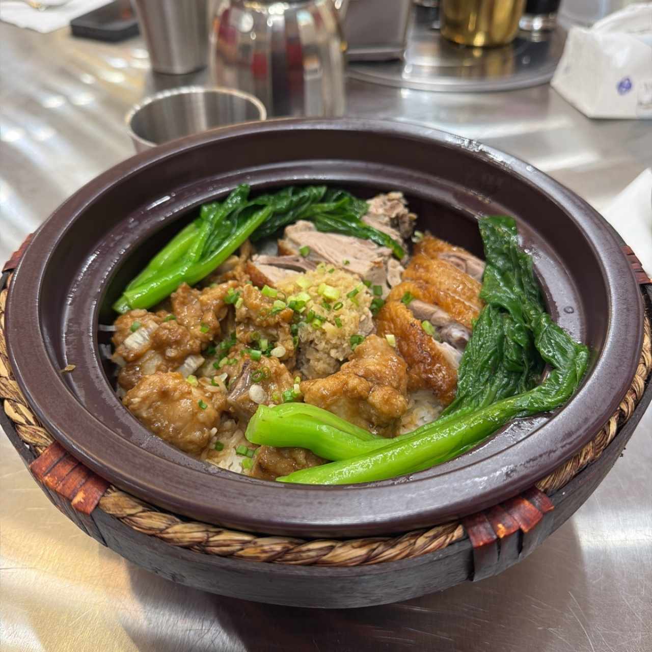 Cacerola de arroz con pato y costilla