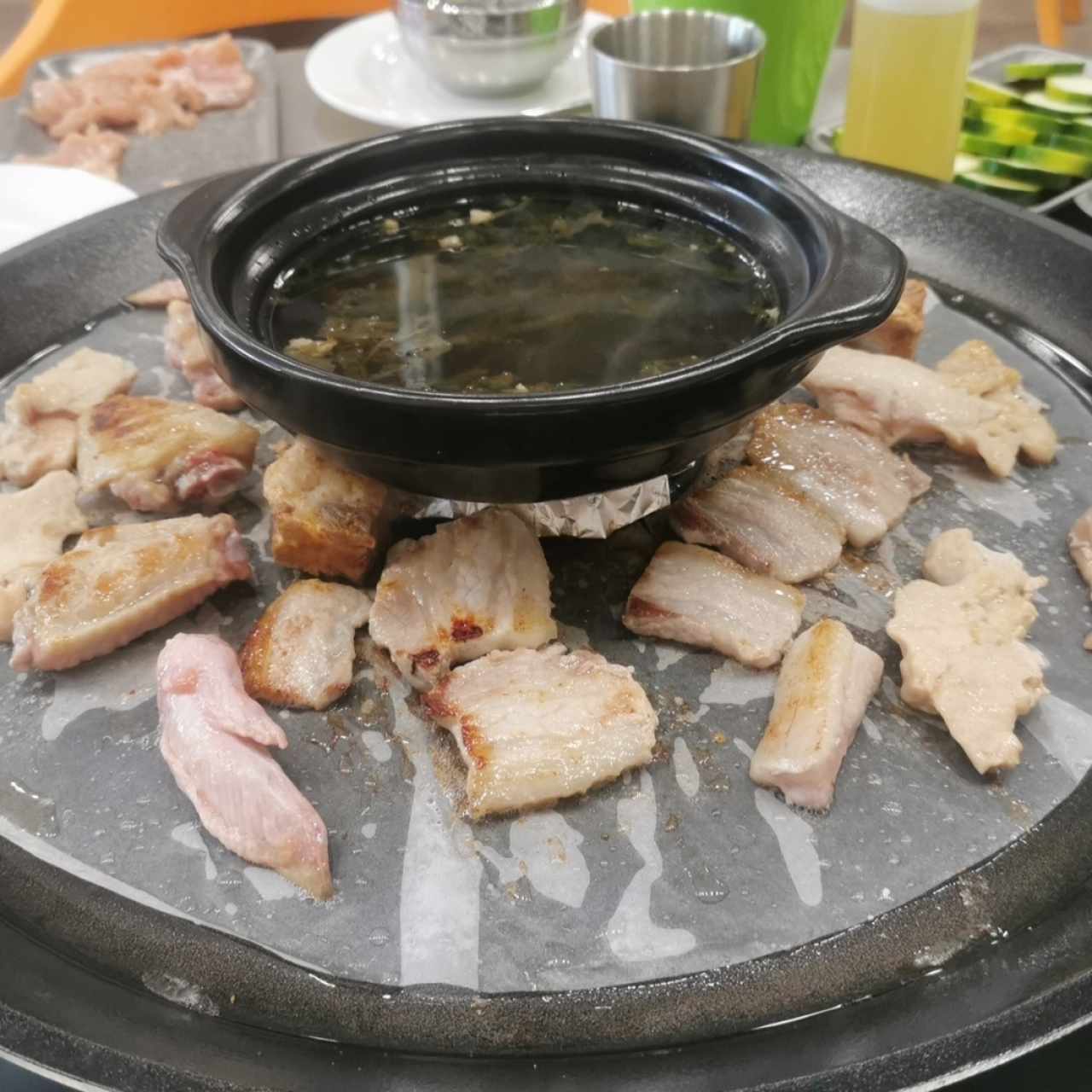 Pork Belly y costillas a la plancha bajo la sopa ácida 