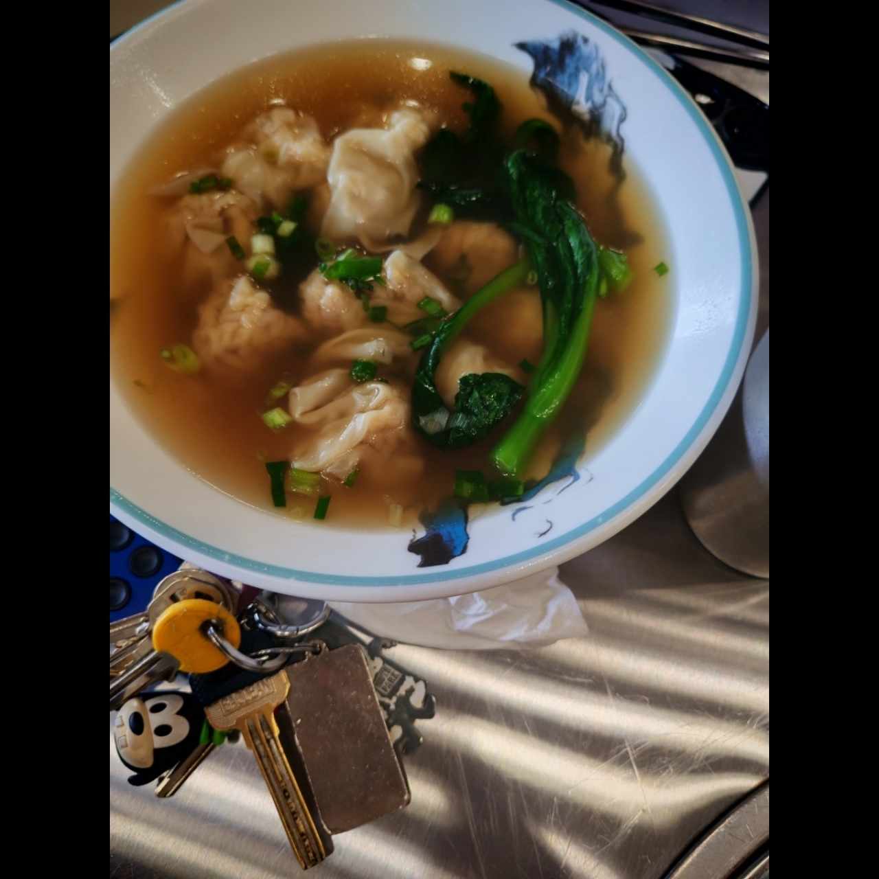 Sopa de wantón con camarón sola 