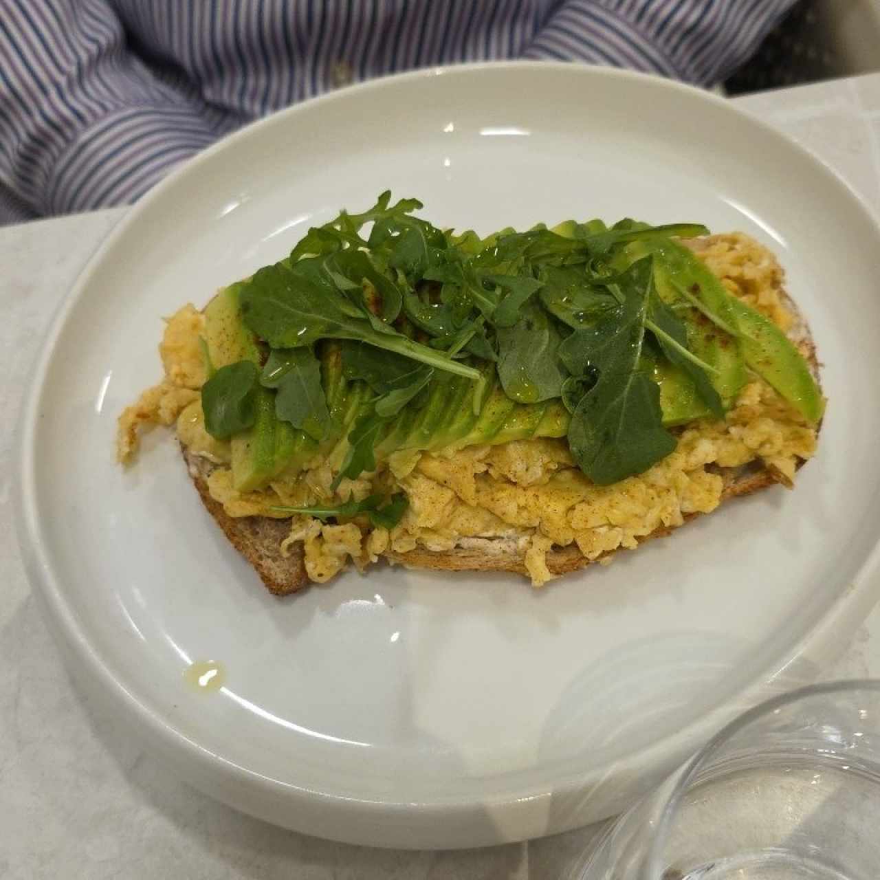 Tostada de Aguacate con Queso