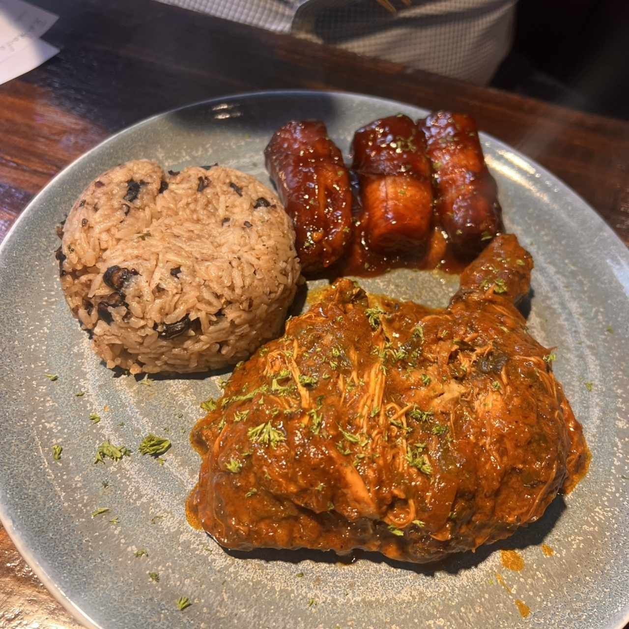 Pollo C3 con arroz con coco y frijoles. 