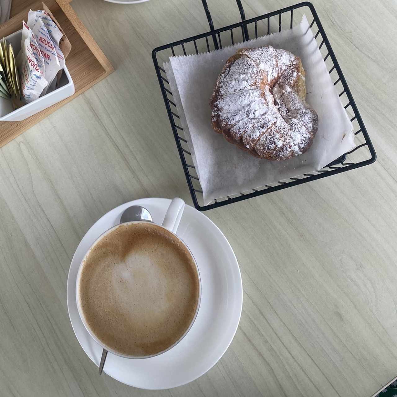 Medialuna rellena de nutella y capuccino