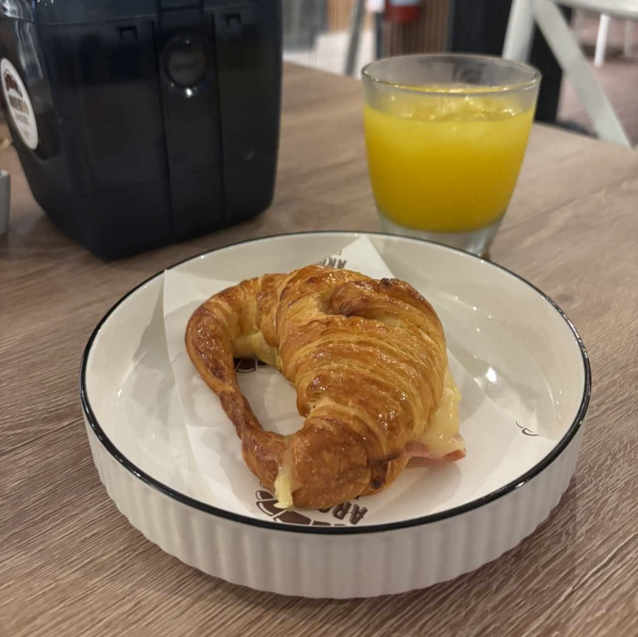 Medialuna de jamón y queso