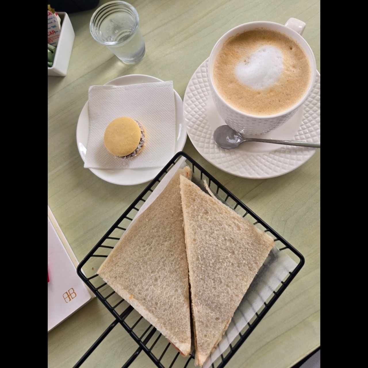 Sangüchito de pollo, morron y tomate, cafecito con leche deliii y mini alfajor de maicena!