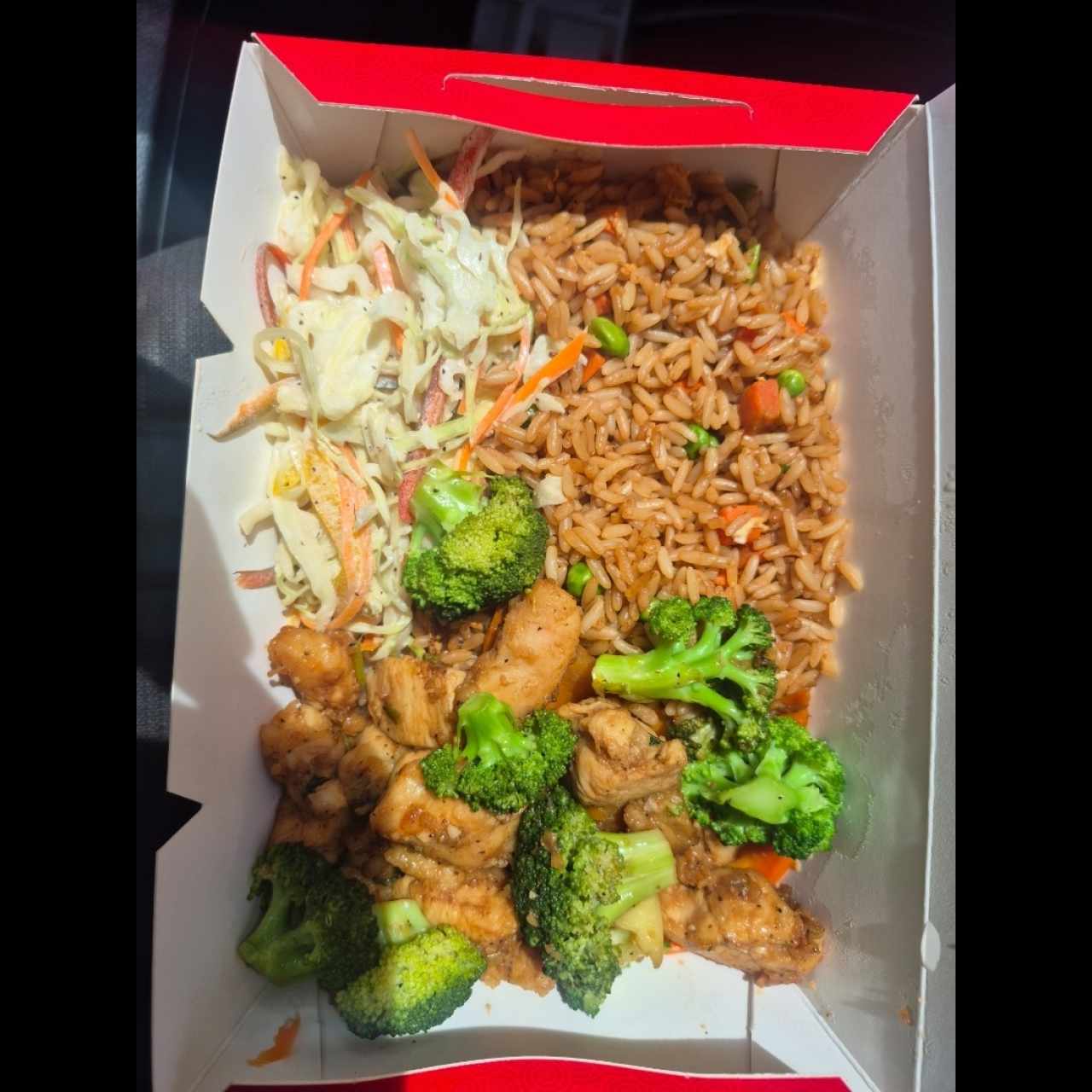 Pollo Teriyaki, arroz frito, brocoli, ensalada de repollo