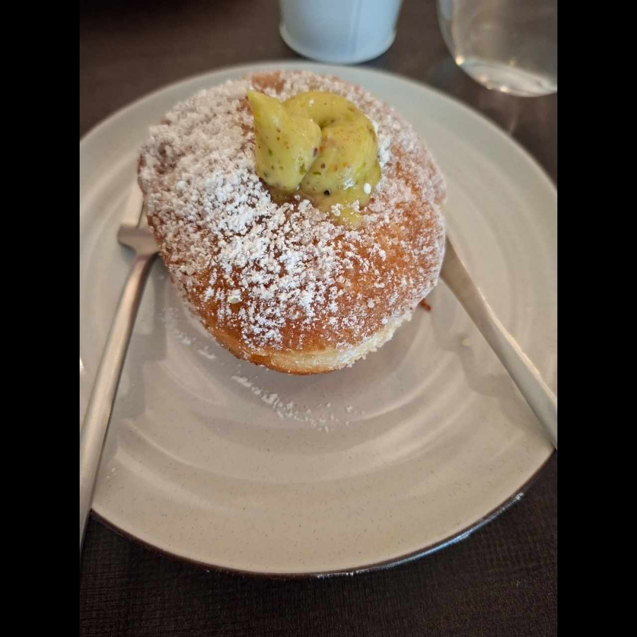 bomba rellena de pistacho