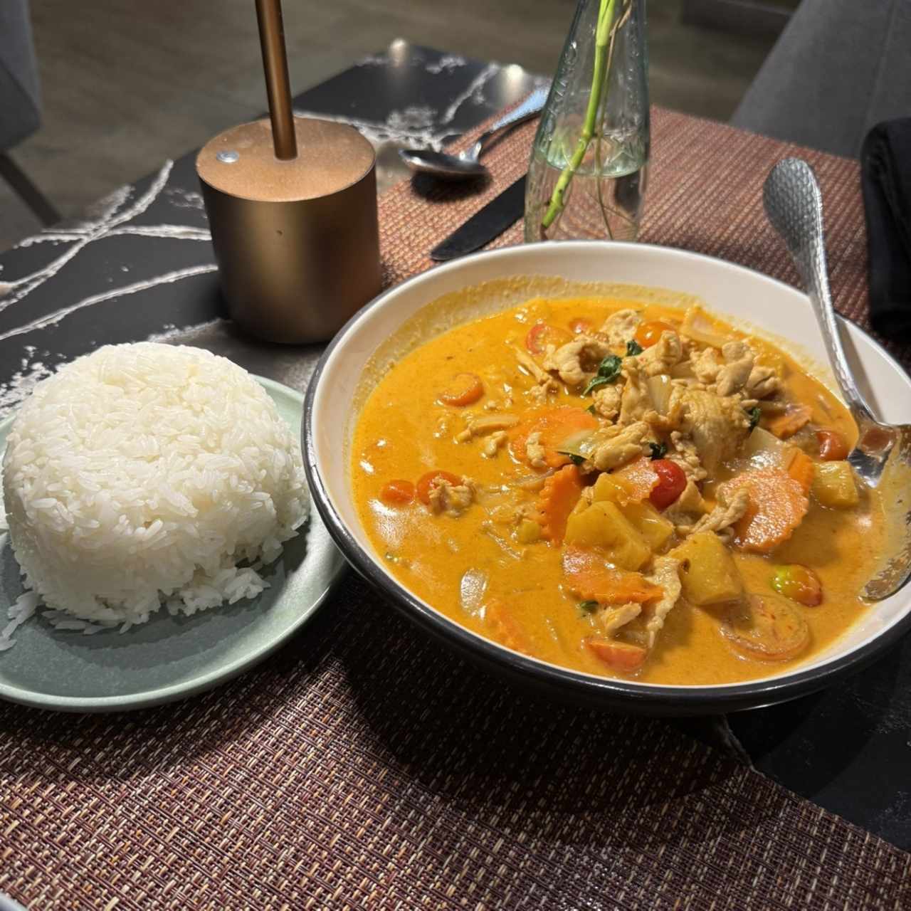 El plato al curry que tiene piña