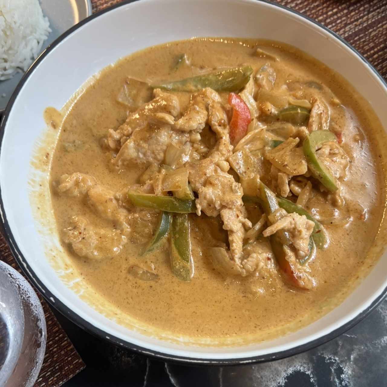 Curry con pollo