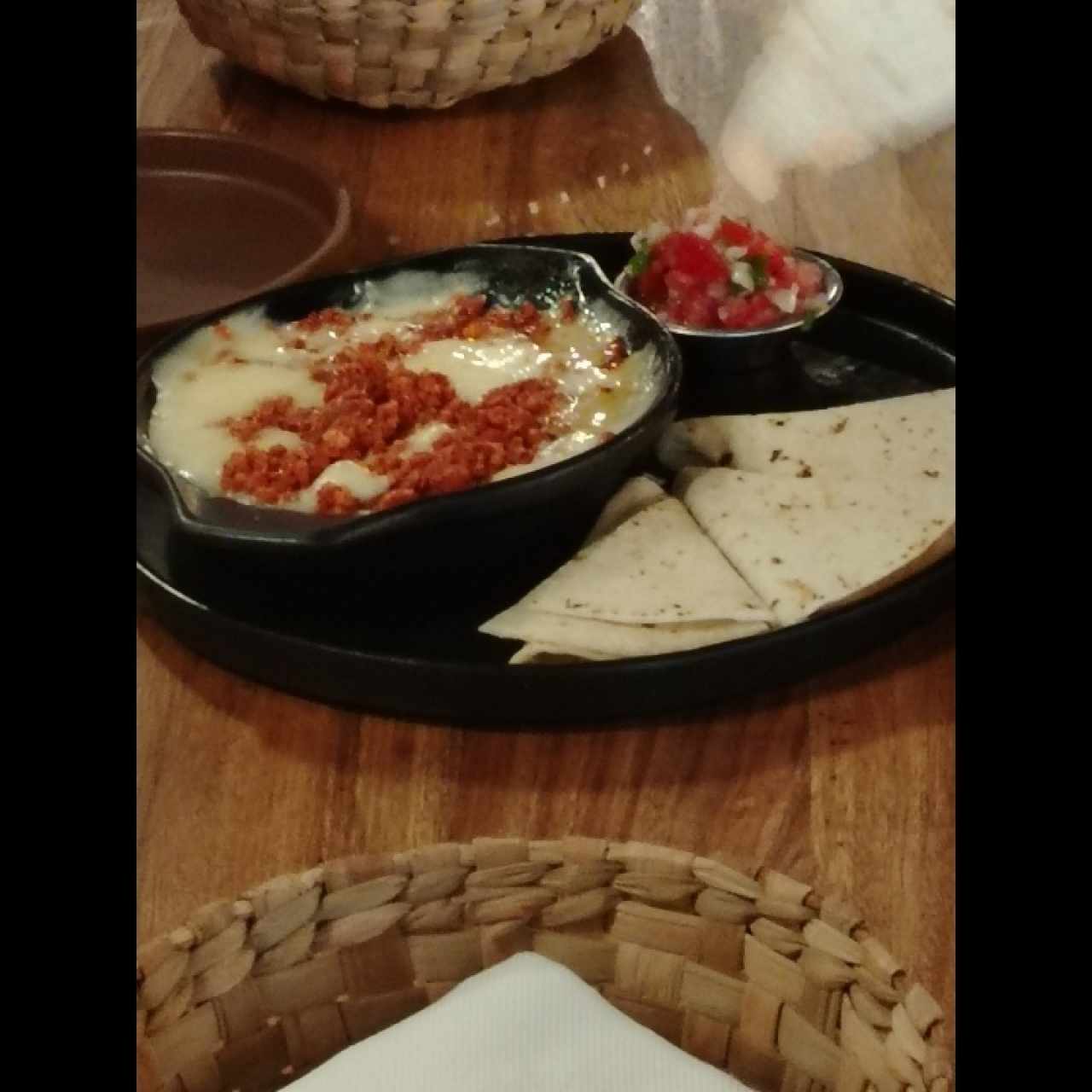 Queso Fundido con Chorizo