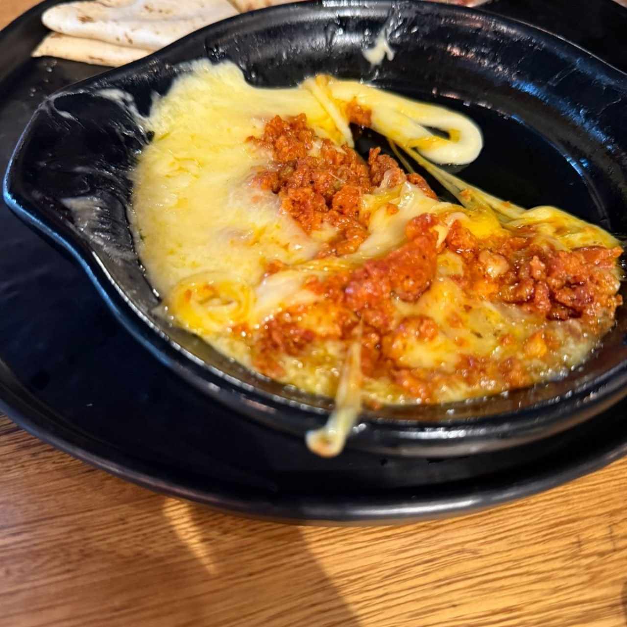 Queso Fundido con Chorizo