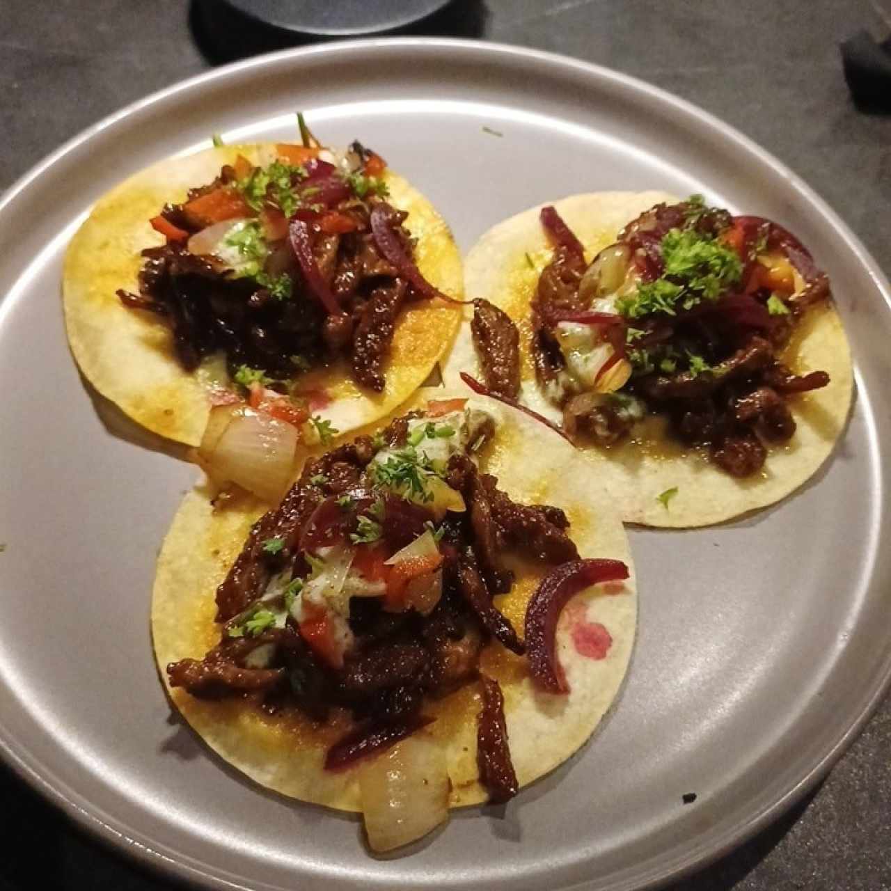 Taco Bravo - Entraña al Grill sellada con mantequilla, vegetales frescos sobre tortilla artesanal