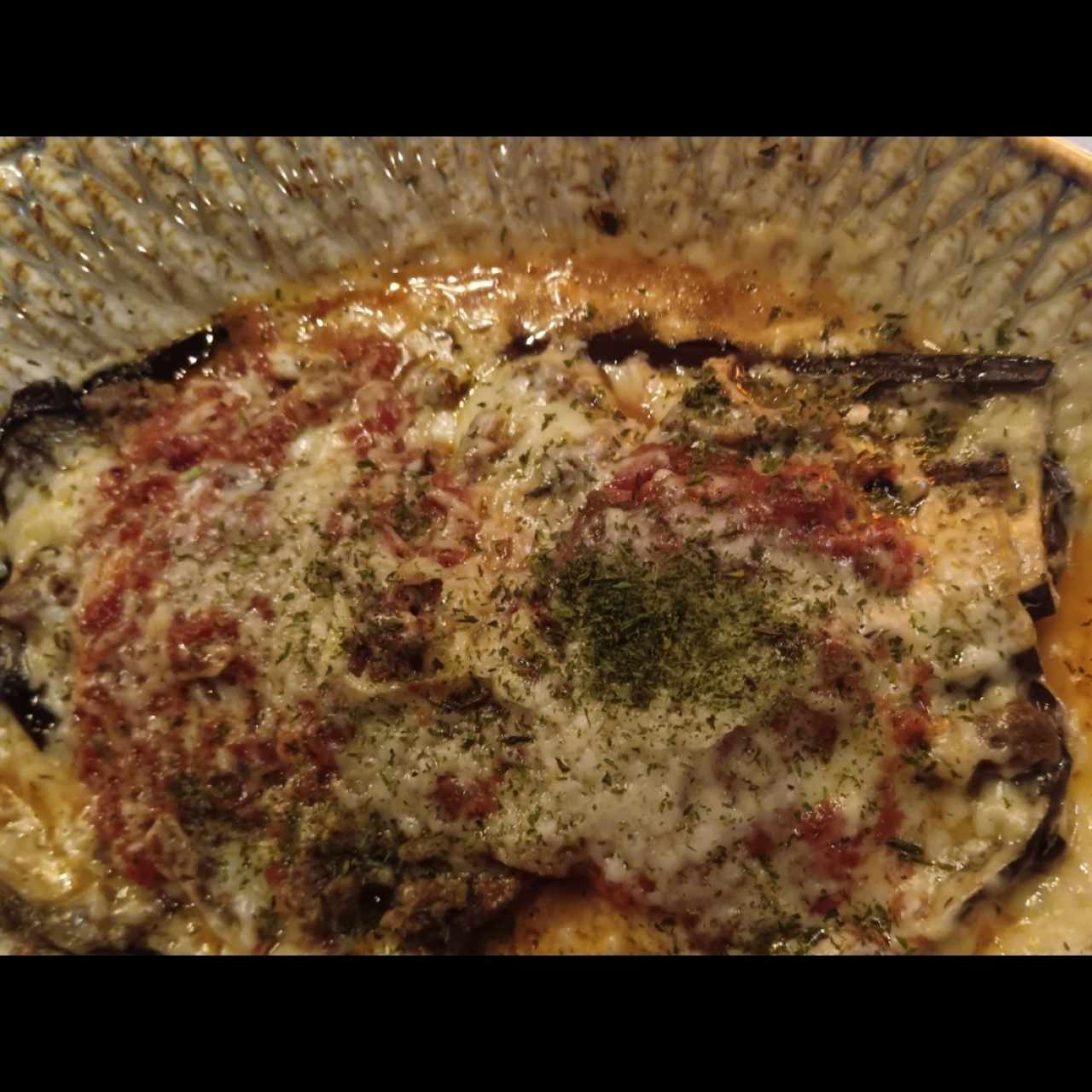 Lasaña de berenjena con trozos de filete de res saltado 