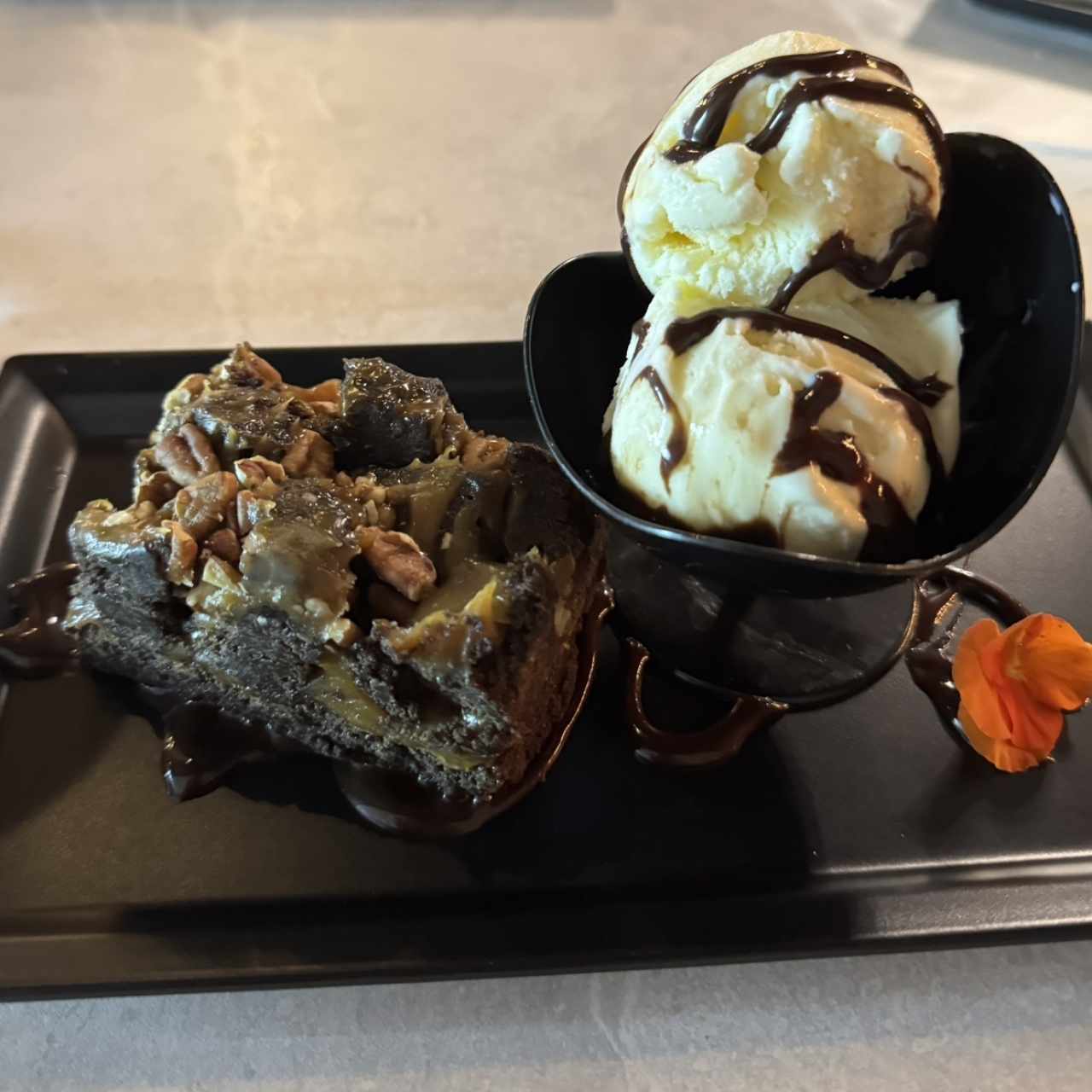 Brownie con helado