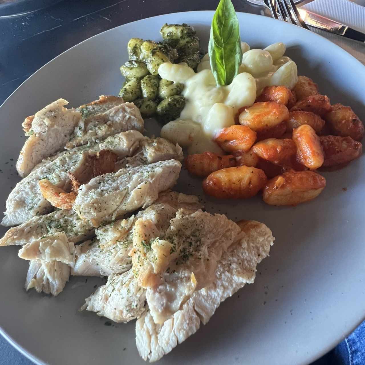 Ñoquis 3 salsas con pechuga a la plancha