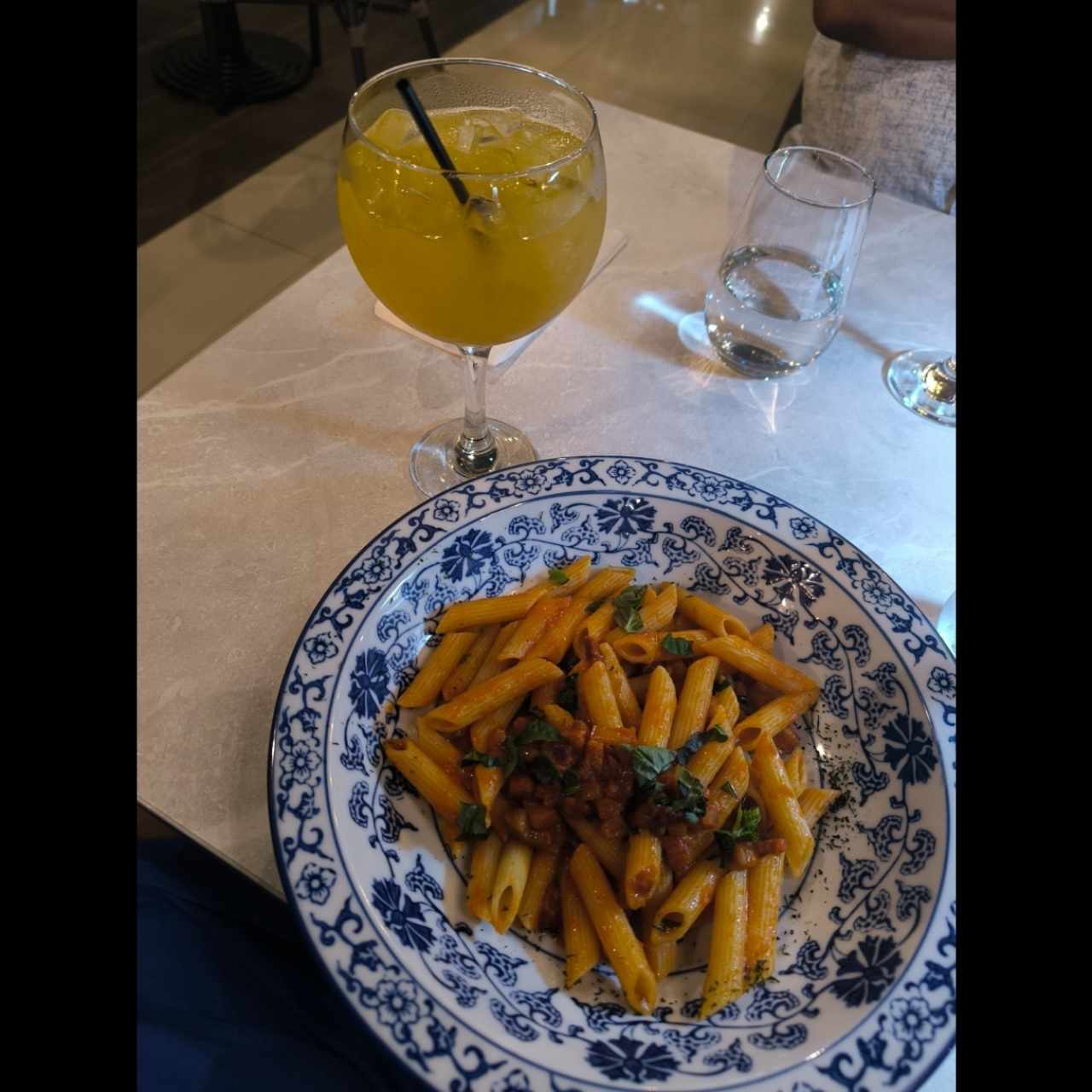 Sangría de Maracuyá y Penne Ametriciana
