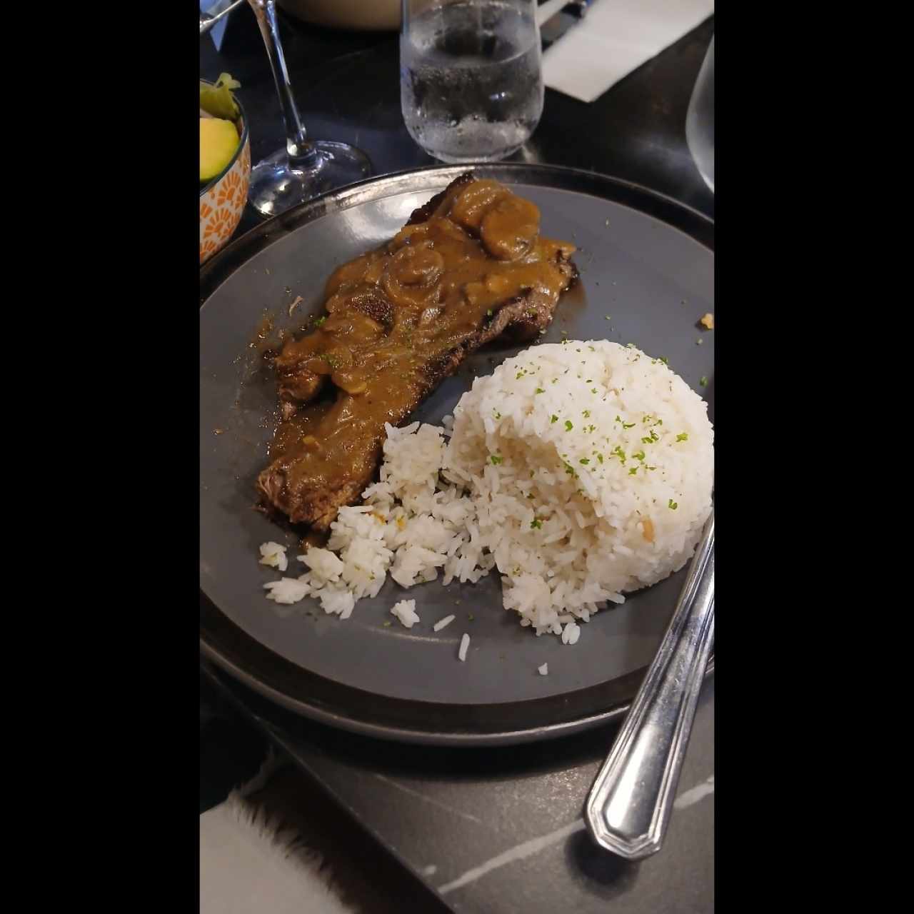 Carne en salsa de hongos.