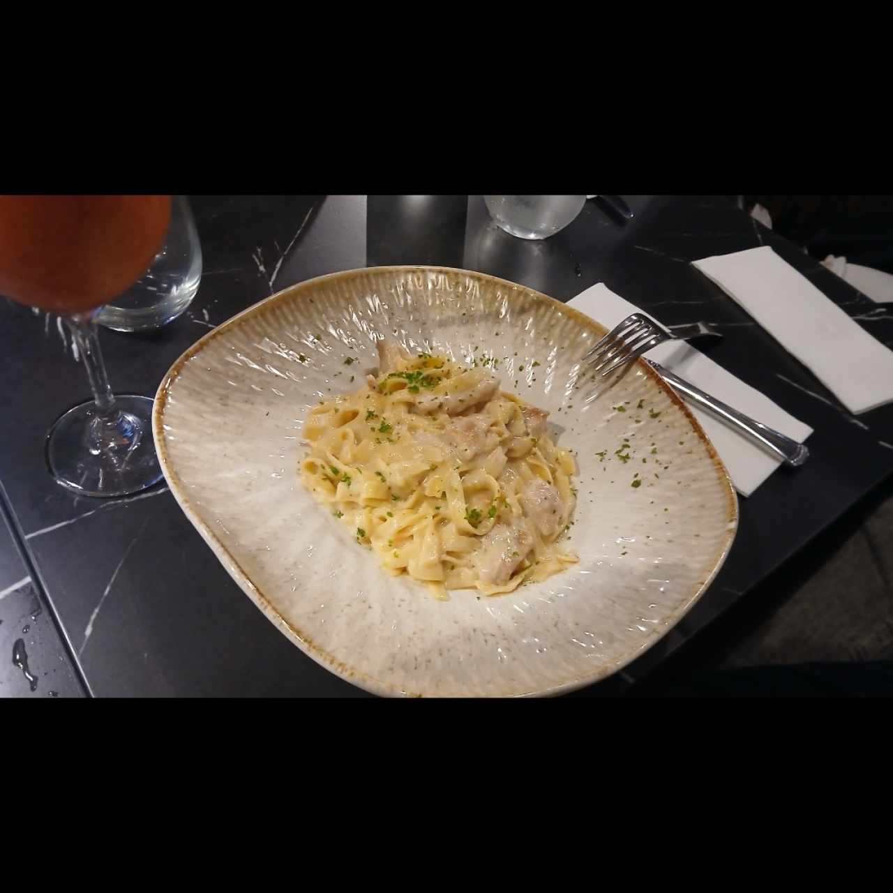 Fettuccine de pollo con salsa Alfredo