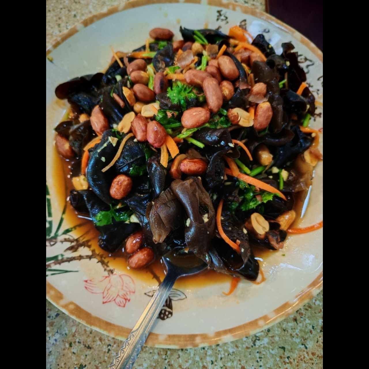 Ensalada de hongos con maní 