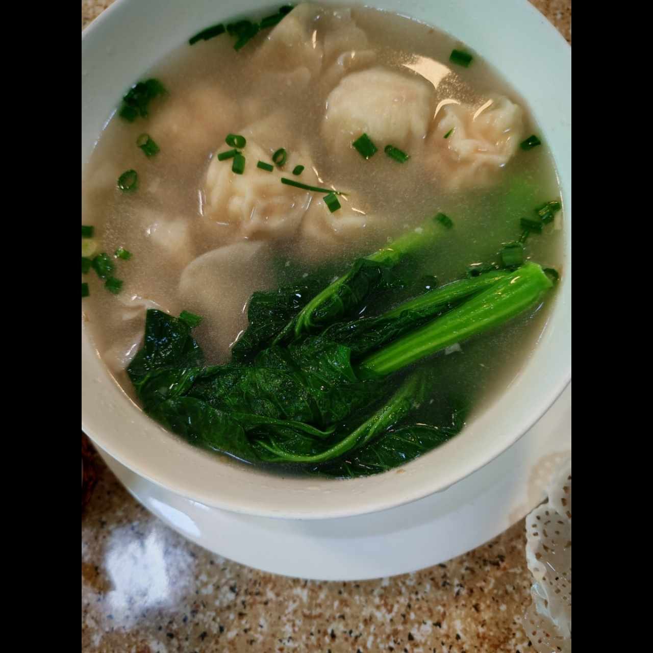 Sopa de wantón con camarón sin fideo