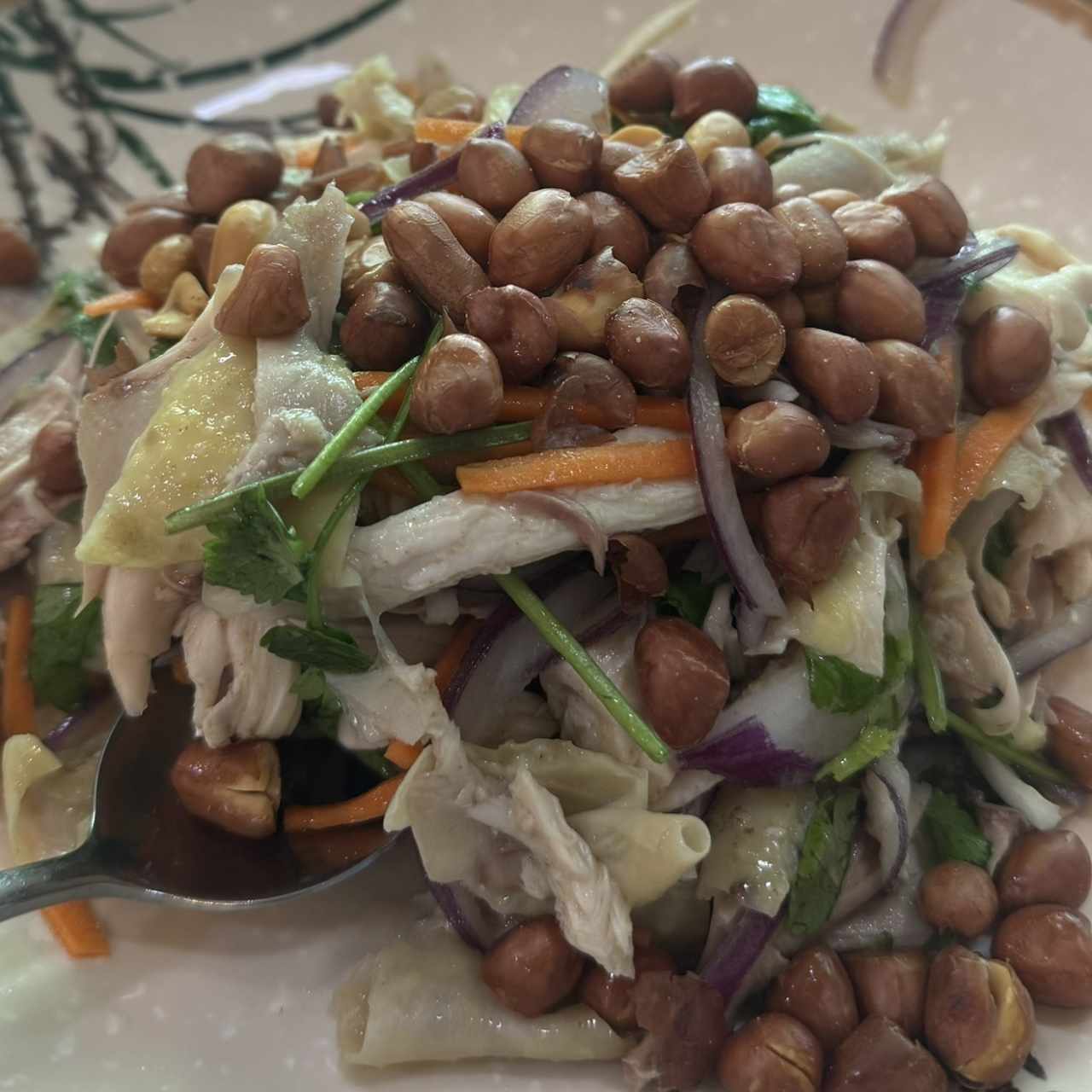 Pollo con vegetales y maní
