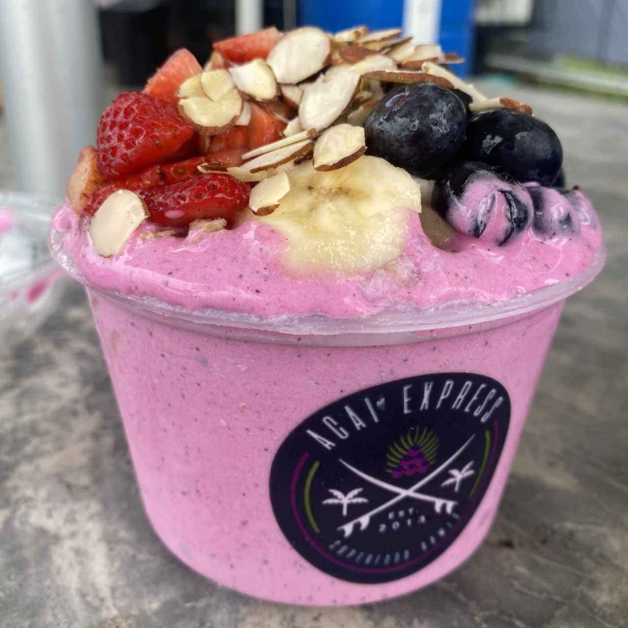 Radical Bowls - Radical Pitaya Bowl con extra guineo de topping