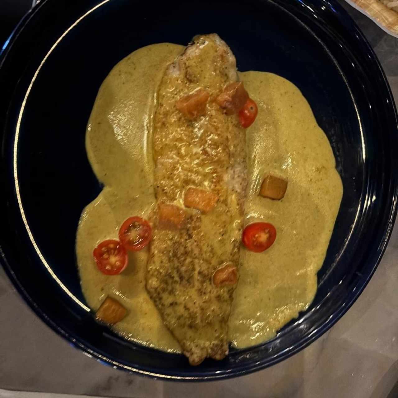 Filete de corvina en salsa de curry y coco 