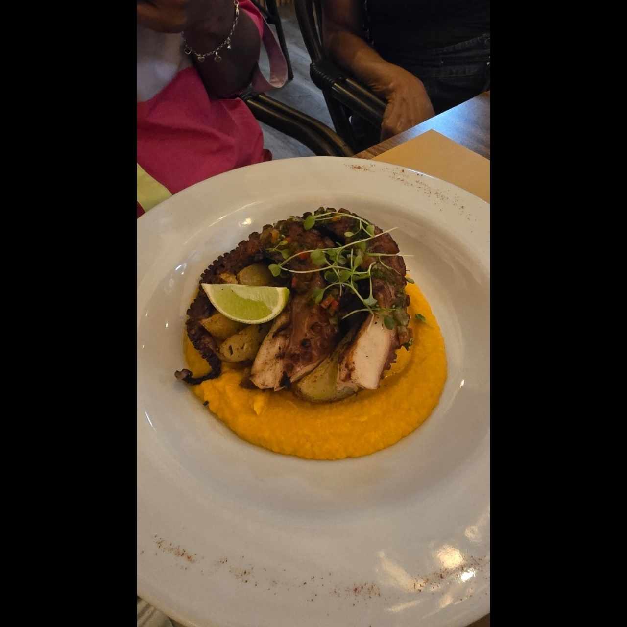 Pulpo con cama de puré de zanahoria