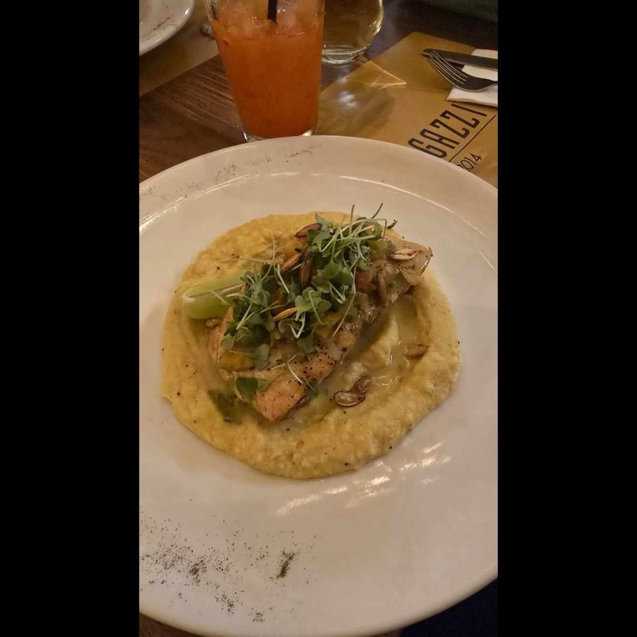 Salmón con cama de puré de plátano maduro