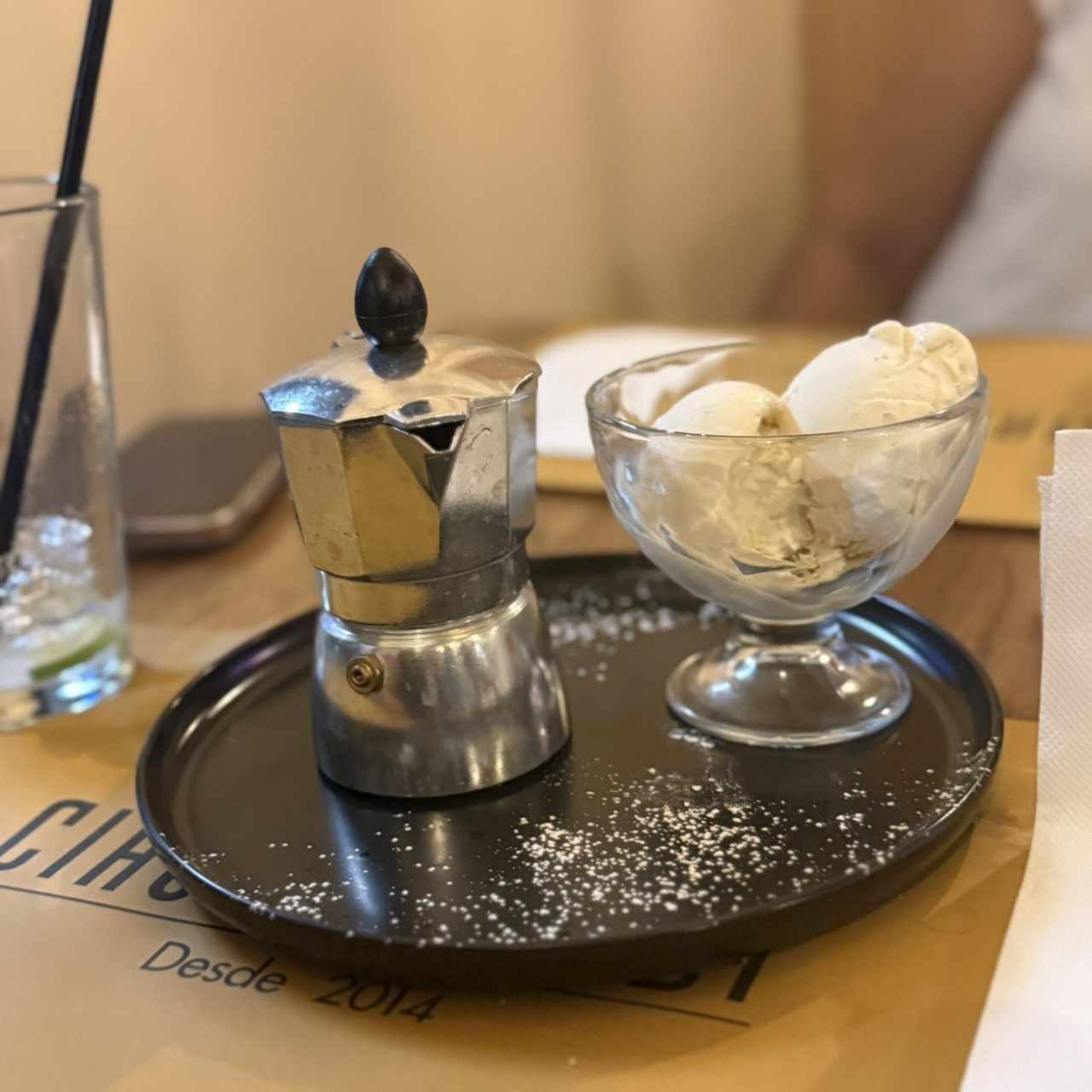Postre cafe con helado