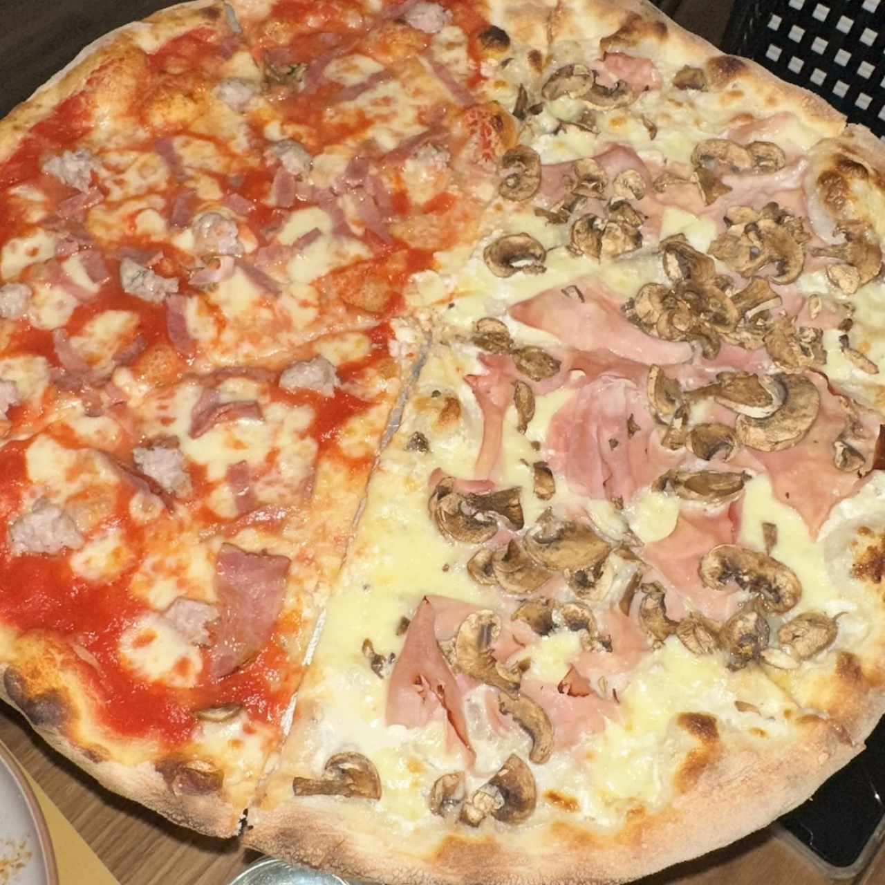 Pizza Giorgio Armani mitad salsa roja y blanca