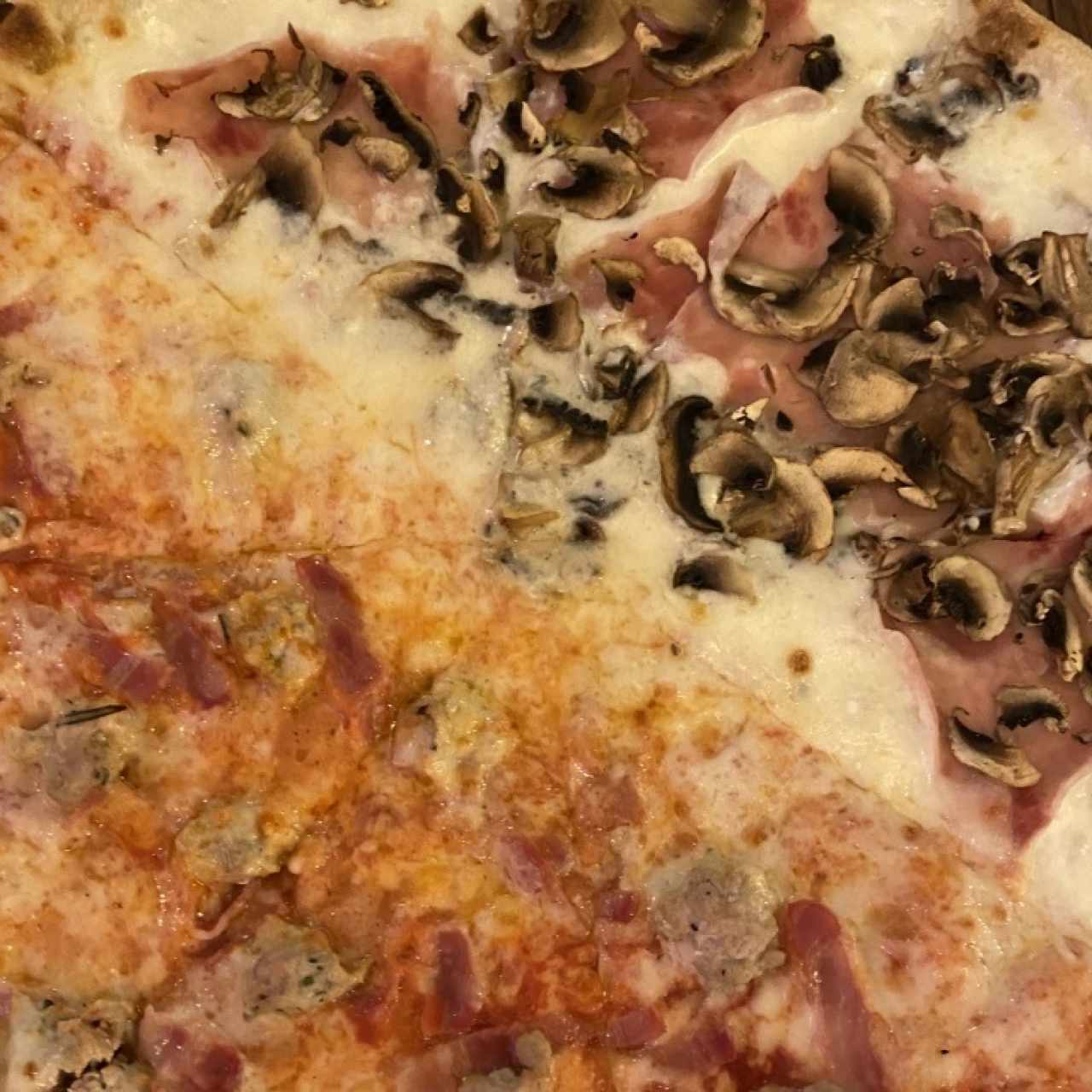 Pizza con jamón, hongos y carne