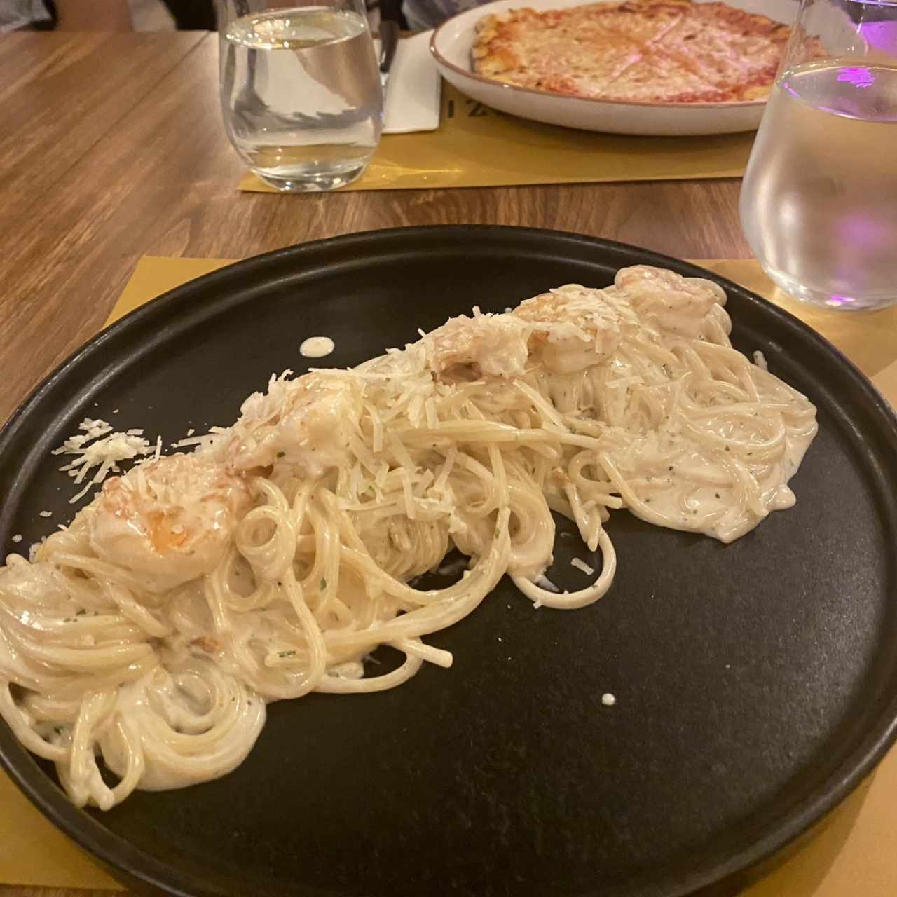 Spaguetti con camarones en salsa blanca
